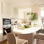 Executive Penthouse Sleeps 5 By Italian * קומו