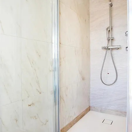 דירה Executive Penthouse Sleeps 5 By Italian קומו