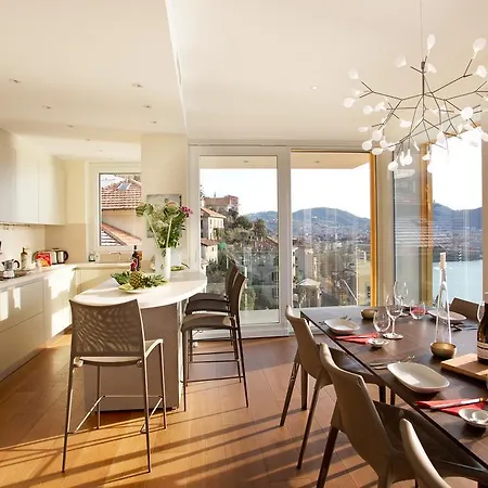 Executive Penthouse Sleeps 5 By Italian コモ