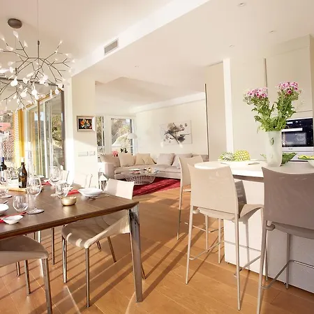 Executive Penthouse Sleeps 5 By Italian * קומו