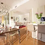 Executive Penthouse Sleeps 5 By Italian * Como