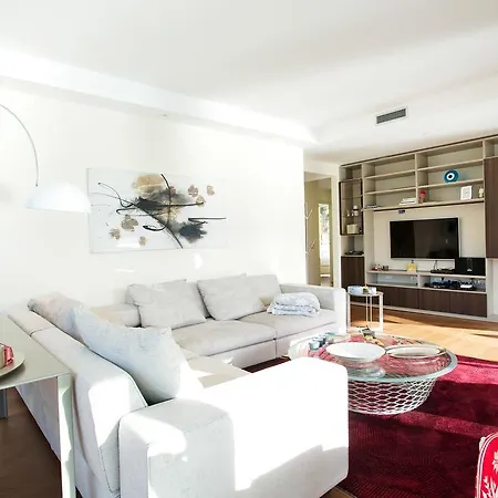 Executive Penthouse Sleeps 5 By Italian * קומו
