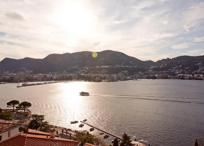 Executive Penthouse Sleeps 5 By Italian קומו