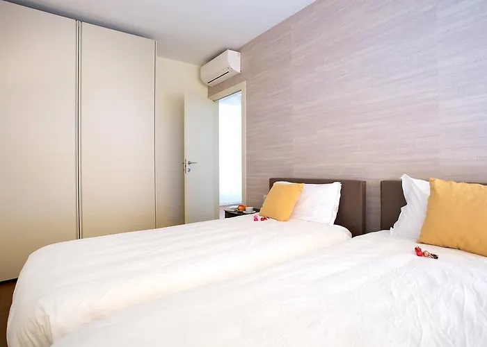 Executive Penthouse Sleeps 5 By Italian *