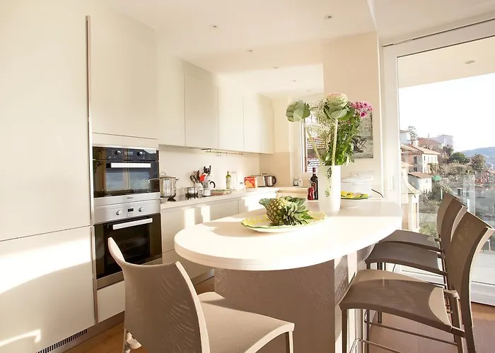 Executive Penthouse Sleeps 5 By Italian * קומו