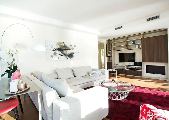 Executive Penthouse Sleeps 5 By Italian * Como