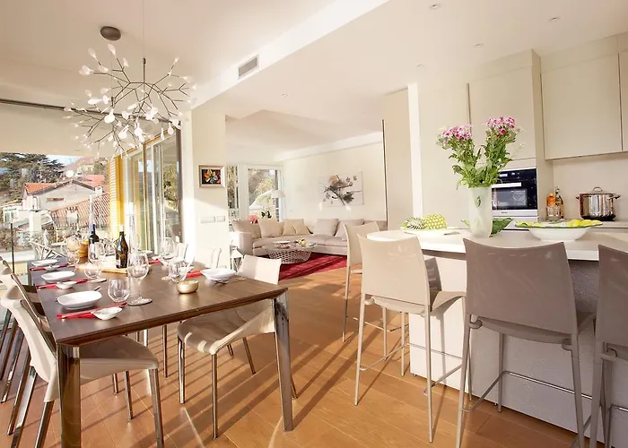 Executive Penthouse Sleeps 5 By Italian * קומו