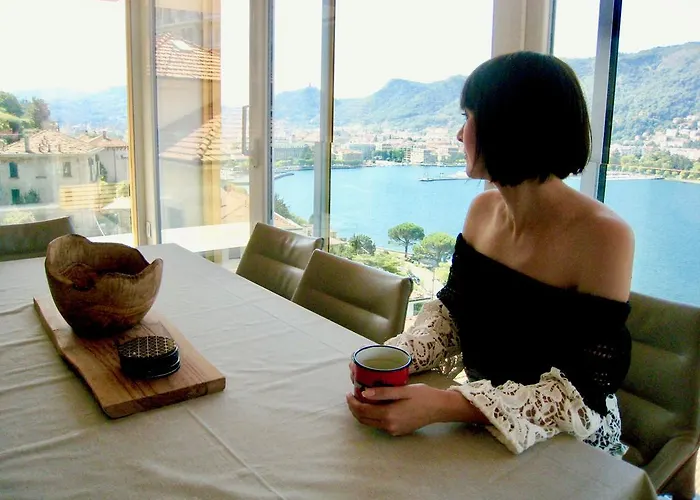 Executive Penthouse Sleeps 5 By Italian * קומו