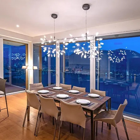 Executive Penthouse Sleeps 5 By Italian Apartament