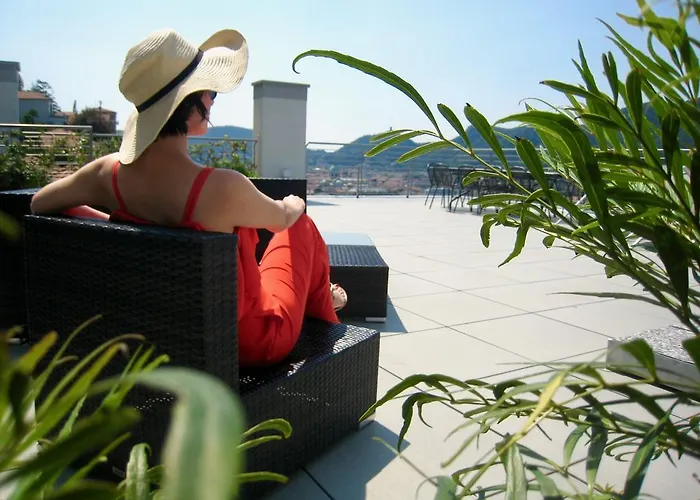 Executive Penthouse Sleeps 5 By Italian Como