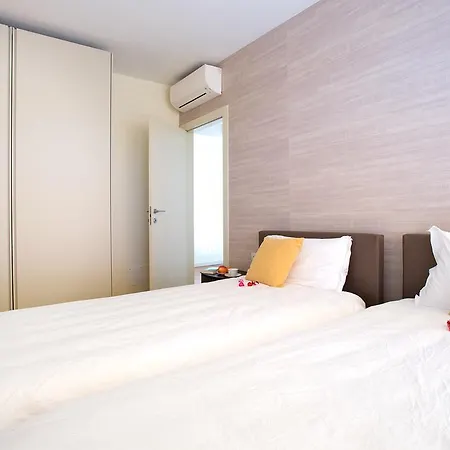 Executive Penthouse Sleeps 5 By Italian *