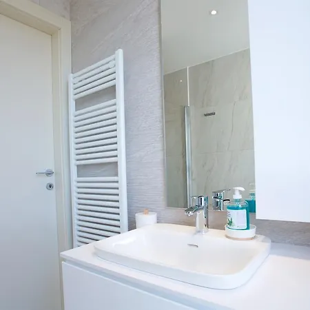 Executive Penthouse Sleeps 5 By Italian Appartement *
