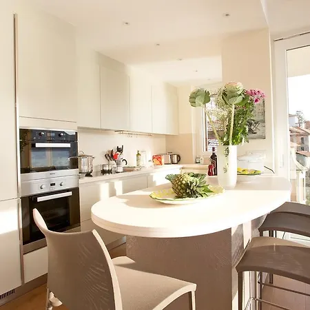 Executive Penthouse Sleeps 5 By Italian * קומו