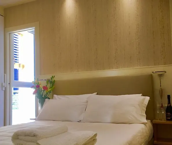 Executive Penthouse Sleeps 5 By Italian Lägenhet *